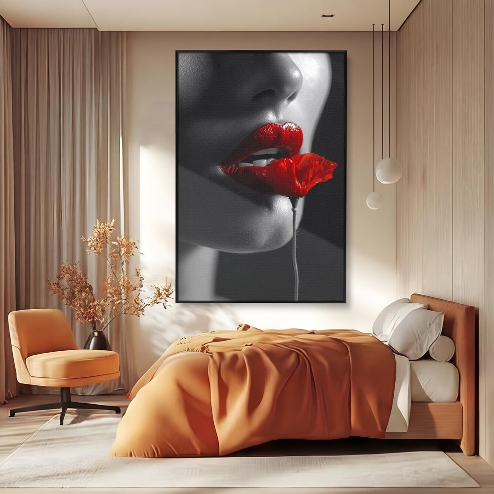 Tablou canvas cu tablou canvas cu buze si mac, in rama de aluminiu negru, pe perete intr-un dormitor